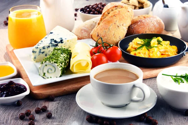 Desayuno servido con café, queso, cereales y huevos revueltos — Foto de Stock