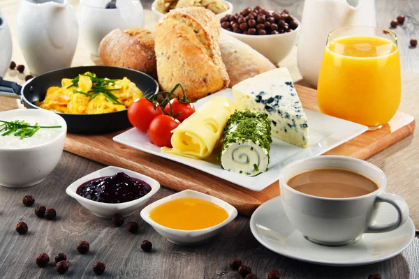 Petit déjeuner servi avec café, fromage, céréales et œufs brouillés — Photo