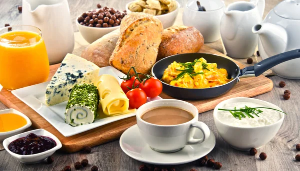 Petit déjeuner servi avec café, fromage, céréales et œufs brouillés — Photo