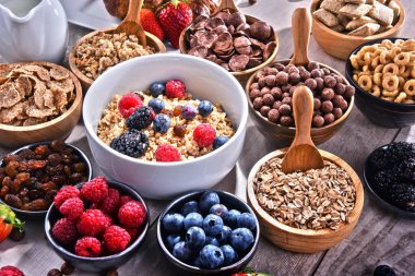 Farklı türde kahvaltı tahıl ürünleri ve taze meyve