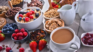 Farklı türde kahvaltı tahıl ürünleri ve taze meyve