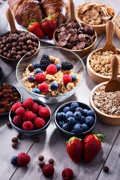 Diferentes tipos de produtos de cereais de pequeno-almoço e frutas frescas — Fotografia de Stock