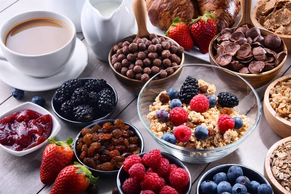 Diferentes tipos de productos de cereales para el desayuno y frutas frescas —  Fotos de Stock