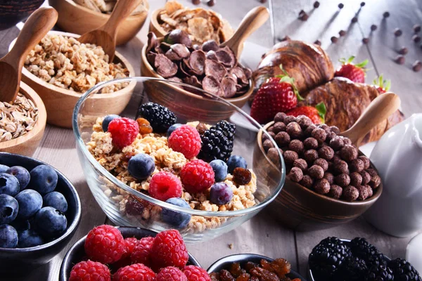 Diferentes tipos de produtos de cereais de pequeno-almoço e frutas frescas — Fotografia de Stock