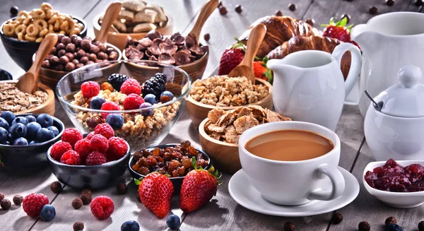 Different sorts of breakfast cereal products and fresh fruits — Stock Photo, Image