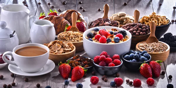 Different sorts of breakfast cereal products and fresh fruits — Stock Photo, Image