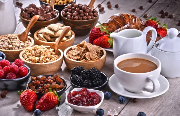 Olika sorters frukost spannmålsprodukter och färska frukter — Stockfoto