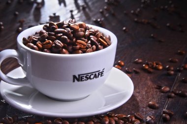 Fincan Nescafe kahve çekirdekleri ile kompozisyon