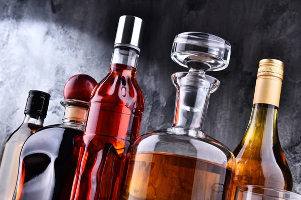 Karaff och flaskor av diverse alkoholhaltiga drycker. — Stockfoto