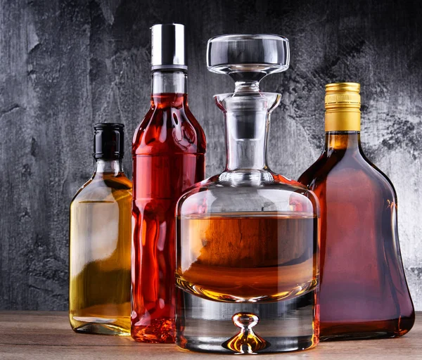 Karaf en flessen van diverse alcoholhoudende dranken. — Stockfoto