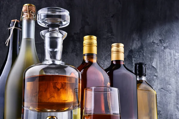 Jarra y botellas de bebidas alcohólicas variadas . — Foto de Stock