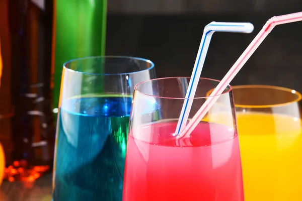 Gläser und Flaschen mit verschiedenen kohlensäurehaltigen Limonaden — Stockfoto