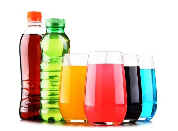 Gläser und Flaschen mit verschiedenen kohlensäurehaltigen Limonaden — Stockfoto
