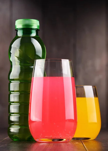Окуляри та пляшки газованих безалкогольних напоїв — стокове фото