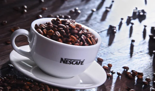 Composición con taza de granos de café Nescafe — Foto de Stock