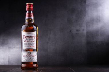 Dewars harmanlanmış Scotch viski şişe