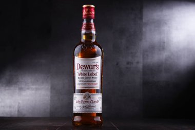Dewars harmanlanmış Scotch viski şişe