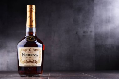 Hennessy konyak, üzerinden bir marka konyak şişesi