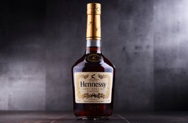 Hennessy konyak, üzerinden bir marka konyak şişesi