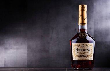 Hennessy konyak, üzerinden bir marka konyak şişesi