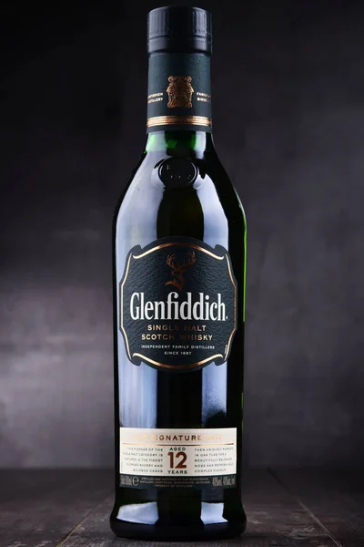 Bouteille de whisky écossais Glenfiddich single-malt — Photo