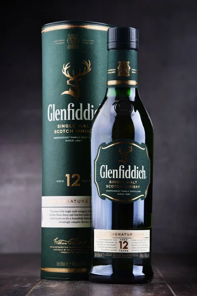 Bouteille de whisky écossais Glenfiddich single-malt — Photo