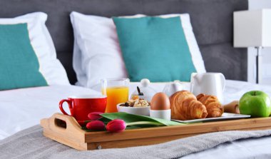 Otel odasındaki tepside kahvaltı.
