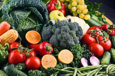 Çeşitli ham organik sebze ve meyve ile kompozisyon