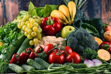 Çeşitli ham organik sebze ve meyve ile kompozisyon