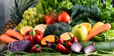 Çeşitli ham organik sebze ve meyve ile kompozisyon