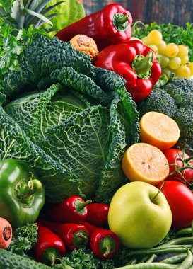 Çeşitli ham organik sebze ve meyve ile kompozisyon