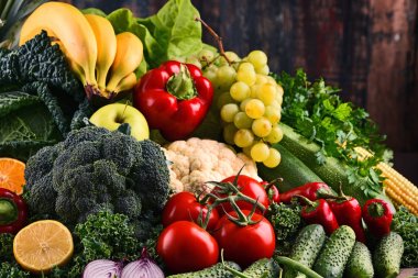 Çeşitli ham organik sebze ve meyve ile kompozisyon