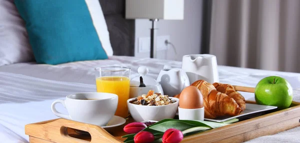 Frühstück auf Tablett im Bett im Hotelzimmer — Stockfoto