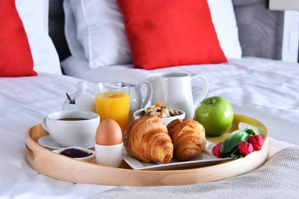 Pequeno-almoço na bandeja na cama no quarto do hotel — Fotografia de Stock