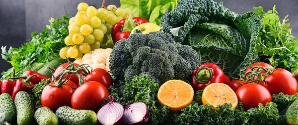 Composition avec variété de légumes et fruits biologiques crus — Photo