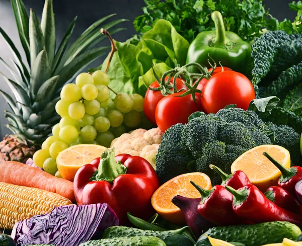 Composición con variedad de verduras y frutas orgánicas crudas — Foto de Stock