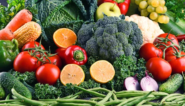 Composition avec variété de légumes et fruits biologiques crus — Photo