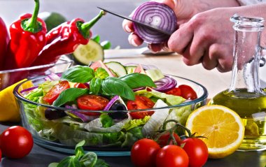 Taze organik malzemelerden yapılmış sebze salatası.
