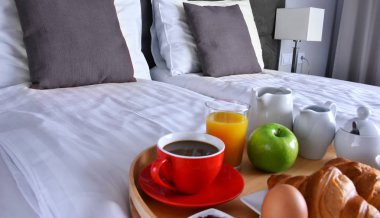 Otel odasındaki tepside kahvaltı.