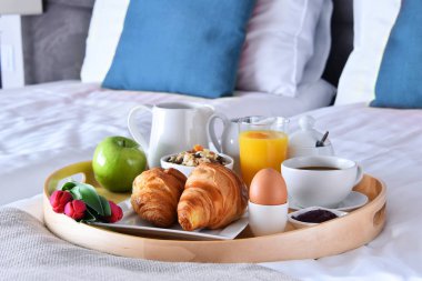 Otel odasındaki tepside kahvaltı.