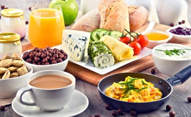 Kahve, peynir, tahıl gevrekleri ve çırpılmış yumurta ile Kahvaltı
