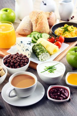 Kahve, peynir, tahıl gevrekleri ve çırpılmış yumurta ile Kahvaltı