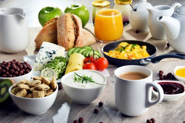Kahve, peynir, tahıl gevrekleri ve çırpılmış yumurta ile Kahvaltı
