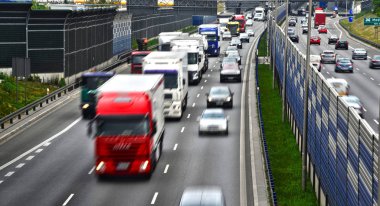Altı şeritli kontrollü erişimli otoyol, Varşova, Polonya