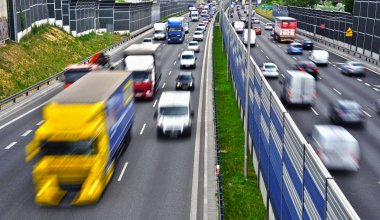 Altı şeritli kontrollü erişimli otoyol, Varşova, Polonya
