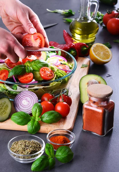 Taze organik malzemelerden yapılmış sebze salatası. — Stok fotoğraf