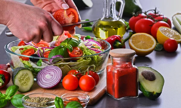 Pregătirea unei salate de legume din ingrediente organice proaspete — Fotografie, imagine de stoc