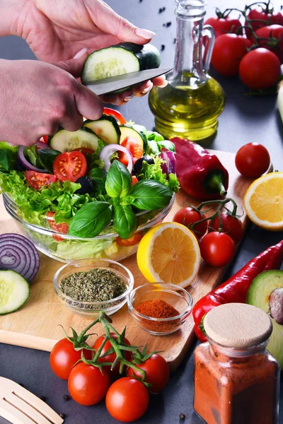 Preparación de una ensalada de verduras a partir de ingredientes orgánicos frescos —  Fotos de Stock