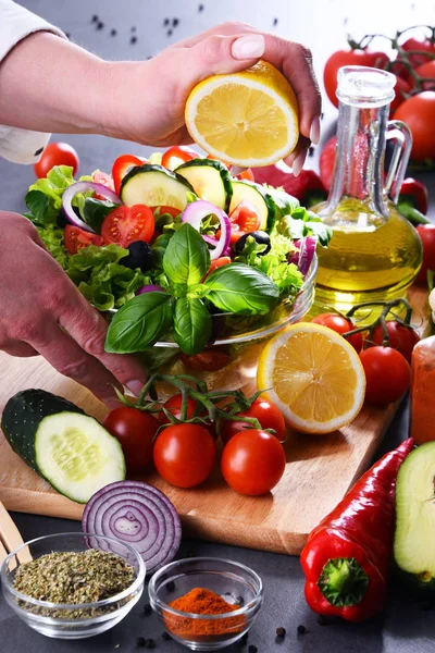 Preparação de uma salada vegetal de ingredientes orgânicos frescos — Fotografia de Stock