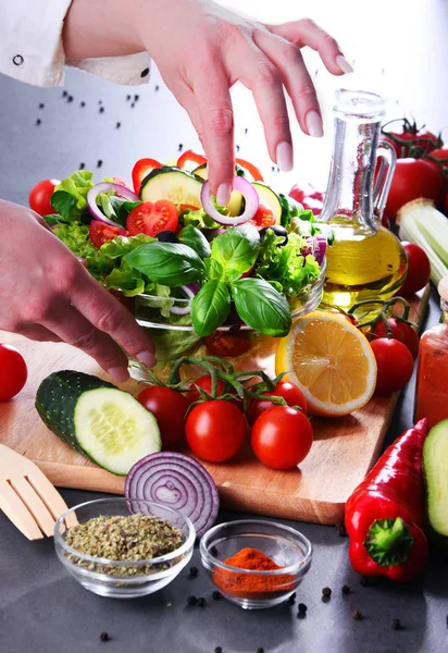 Preparação de uma salada vegetal de ingredientes orgânicos frescos — Fotografia de Stock